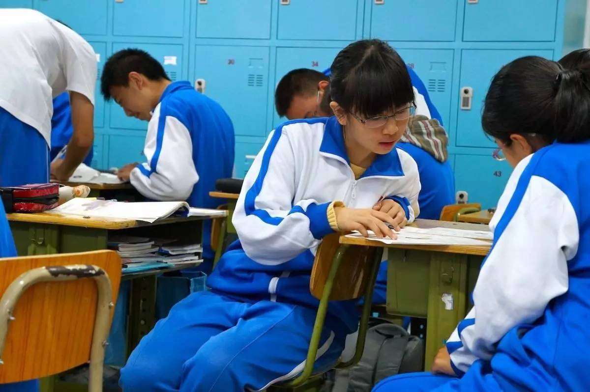 被你嫌弃的中国校服,韩国学生表示好想穿!|洪城